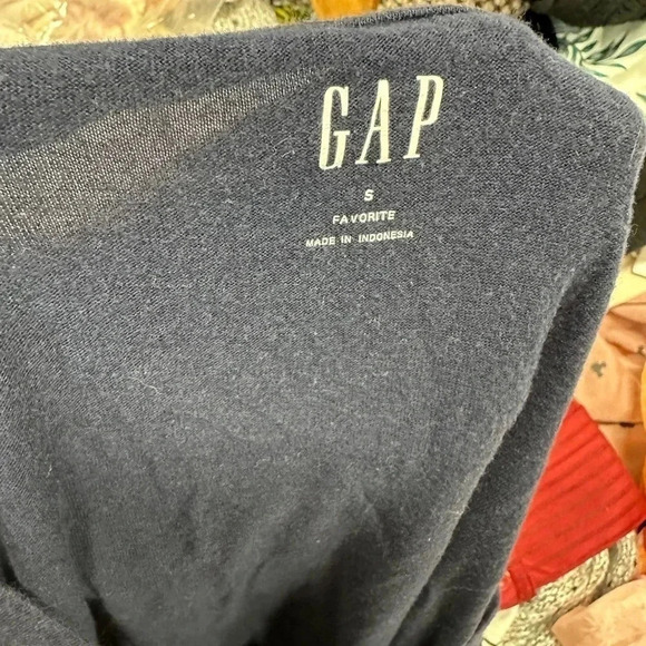 Gap Heart Tee Shirt - Picture 4 of 4